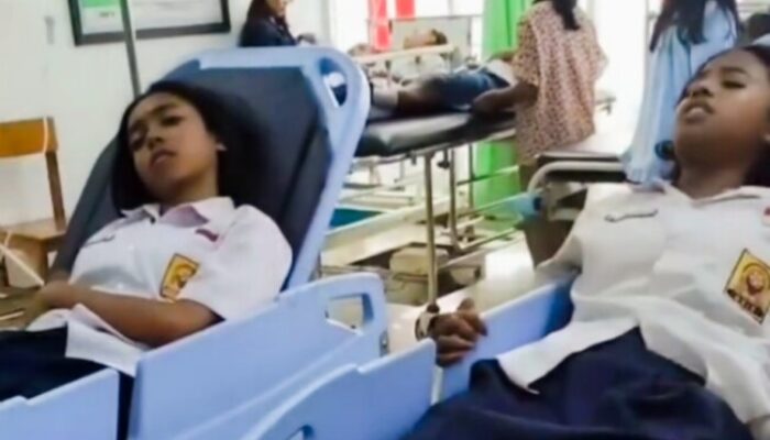 Dugaan Keracunan MBG, Ratusan Siswa SMPN 8 Kupang Dilarikan ke Rumah Sakit