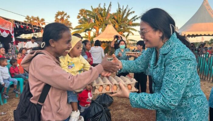 Ketua TP PKK Provinsi NTT, Asti Laka Lena Salurkan Bantuan Sembako Bergizi Pada Momen HUT ke-80 RI