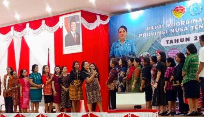 TP PKK Kabupaten Ende Juara 1 Lomba Perempuan Inspiratif : Penghargaan diterima saat Penutupan Rakor TP PKK Provinsi NTT