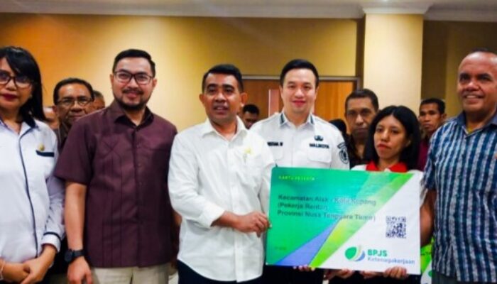 2.558 Warga Kota Kupang Terima Manfaat BPJS Ketenagakerjaan, Filmon Loasana Dampingi Wali Kota Saat Penyerahan Simbolis