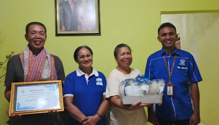 Anggota Patuh Diganjar Penghargaan, GM Kopdit Swasti Sari Kunjungi Anggota Teladan di Borong