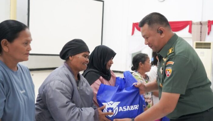 Komunitas Ojol Kota Kupang dan Masyarakat Terima Bantuan Sembako dari PT. Asabri di Korem 161/WS