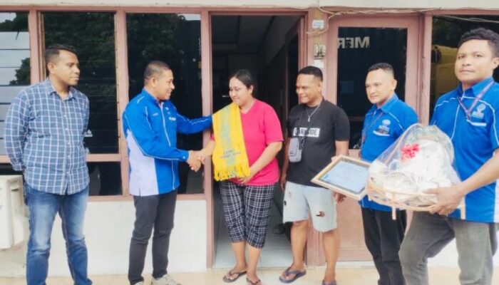Wakil GM Swasti Sari Serahkan Penghargaan kepada Anggota Loyal di Cabang Ende