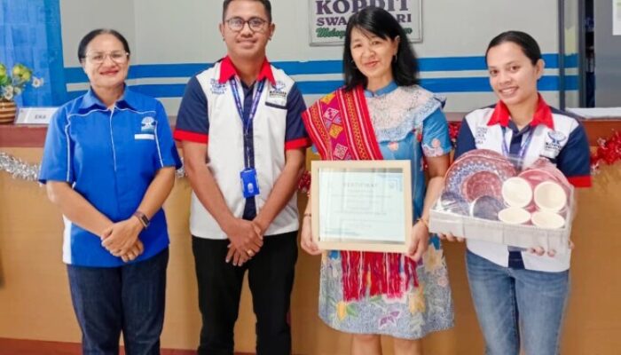 Anggota Teladan, Elisabeth Intan Supartan Terima Penghargaan dari Kopdit Swasti Sari