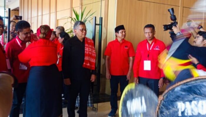 Sekjen PDI Perjuangan Hasto Kristiyanto Hadiri Konferda dan Konfercab di NTT, Disambut Tarian Kataga