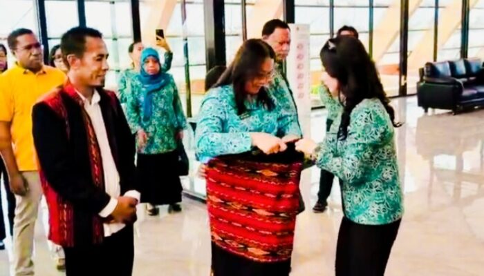 Ketua TP PKK dan Bunda PAUD NTT Disambut Hangat Saat Tiba di Alor Siap Perkuat Layanan PKK–PAUD