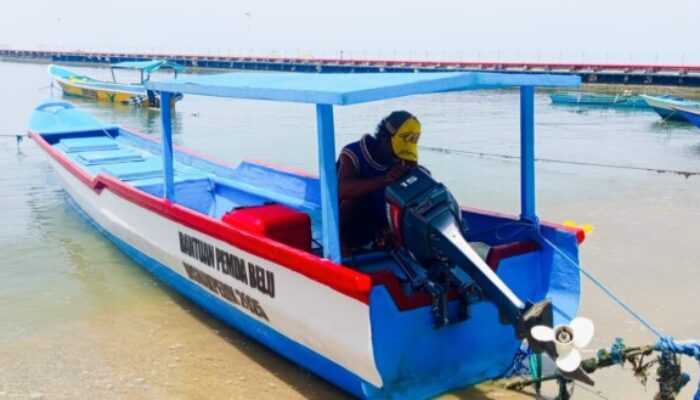 Nelayan  Perbatasan RI – RDTL Terima Bantuan Motor Tempel dari Pemkab Belu  Dukung Produktivitas Melaut