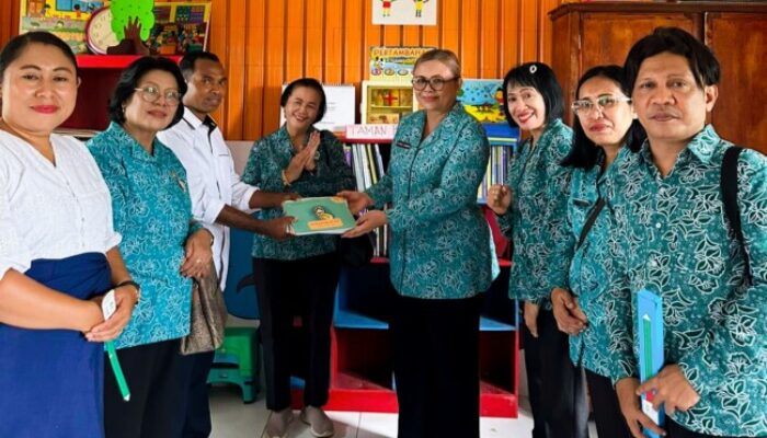 Ketua Pokja Bunda PAUD NTT Serahkan Buku Bermutu di PAUD Waimaringu, Dorong Literasi Anak Usia Dini