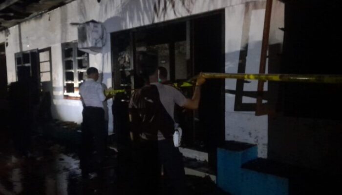 PLN Bersama Damkar Ende Berhasil Padamkan Kebakaran Gudang Logistik UP3 Flores Bagian Barat