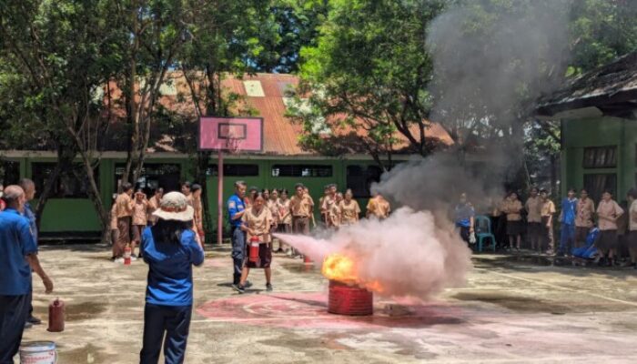 Tingkatkan Kesiapsiagaan Kebakaran, Pertamina AFT El Tari Gelar Sosialisasi dan Simulasi di SMAN 4 Kupang