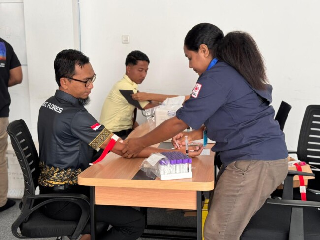 Manager PLN UP3 Flores Bagian Timur , Eko Riduwan  (kiri) saat pemeriksaan awal kesehatan sebelum donor darah.