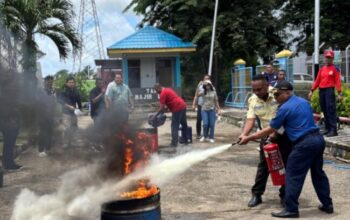 PLN UP2B NTT Gandeng Damkar Kupang, Perkuat Budaya Keselamatan Lewat Simulasi Pemadaman Kebakaran