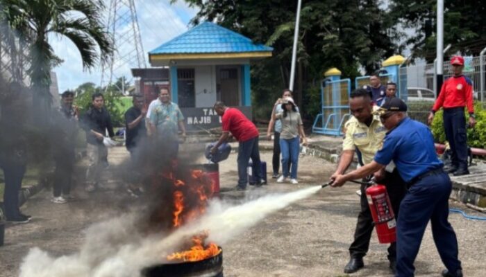 PLN UP2B NTT Gandeng Damkar Kupang, Perkuat Budaya Keselamatan Lewat Simulasi Pemadaman Kebakaran