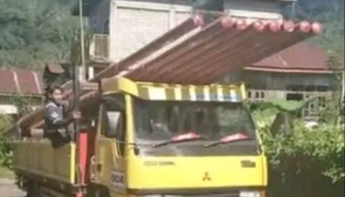 Bertahun Menanti, Warga Golo Rutuk Sambut Haru Kedatangan Tiang Listrik PLN