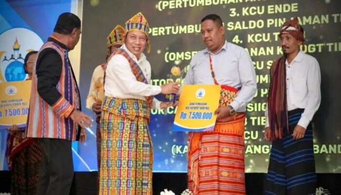 Berbusana Adat Timor, Manajer dan Ketua MIDI KCU TTS Terima Penghargaan Kredit Tertinggi dari Menteri Koperasi RI