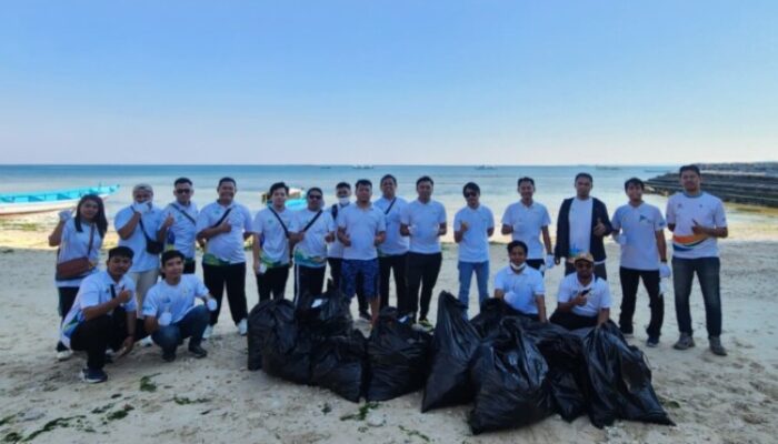 PLN UP2B NTT Bersihkan Pantai Kelapa Lima, Ajak Masyarakat Jaga Wajah Wisata Kota Kupang