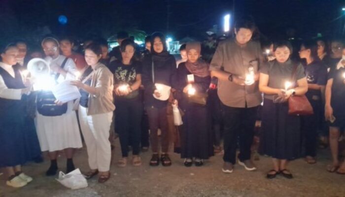Ribuan Lilin Menyala di Depan DPRD TTU, Tenaga Kesehatan Kenang dr. Icha Pakaenoni