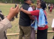 “Pak, Bantu Kami!” Penyintas Gempa Peluk Gubernur Melki, Pemulihan Flores Jadi Perhatian