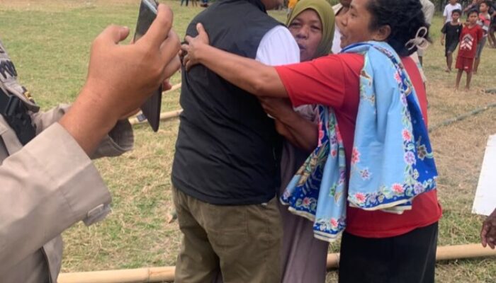 “Pak, Bantu Kami!” Penyintas Gempa Peluk Gubernur Melki, Pemulihan Flores Jadi Perhatian