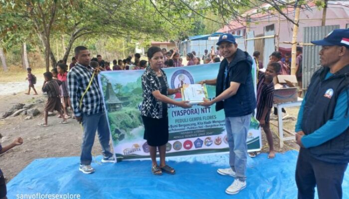 Dorong Budaya Literasi, YASPORA NTT Serahkan Bahan Bacaan Bermutu ke SDI Butata Nagekeo