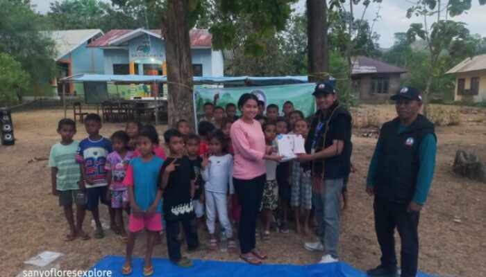 YASPORA NTT Salurkan Bantuan Bahan Bacaan Bermutu untuk Anak SDI Kombakua, di Kabupaten Nagekeo