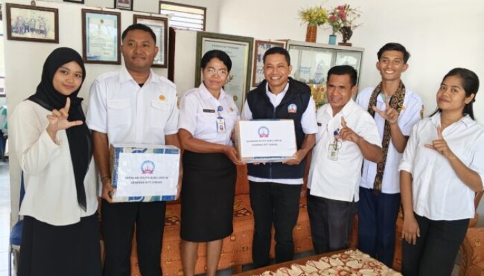 YASPORA NTT Salurkan Bantuan Bahan Bacaan Bermutu untuk SD Negeri Nunbaun Sabu